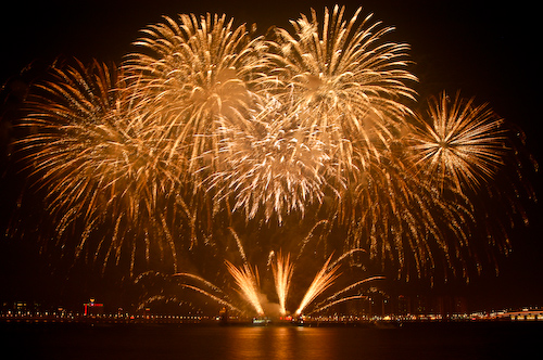 Fira ny�r med ny�rsraketer